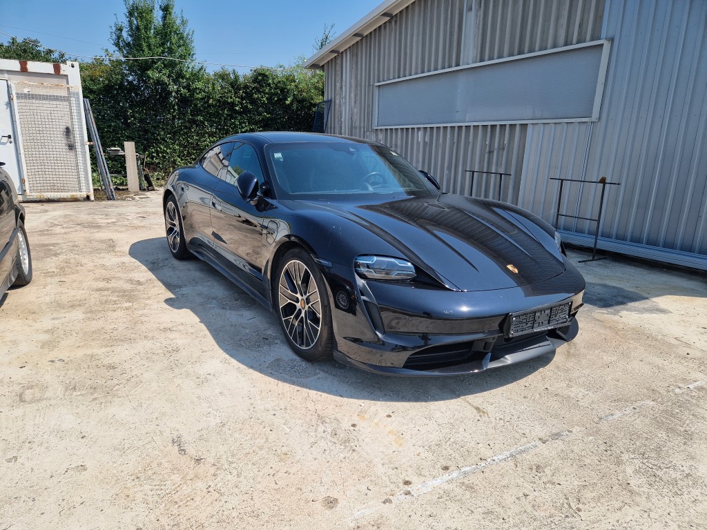 PORSCHE TAYCAN TURBO